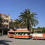 Oasis Aparthotel 3*