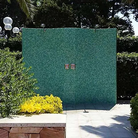 Oasis Aparthotel 3*